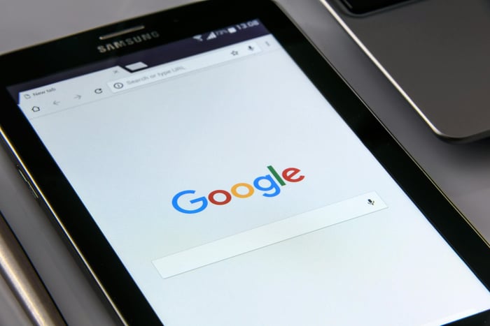 AI search engine showing a summarized answer with cited sources, contrasting with a traditional Google search results page
