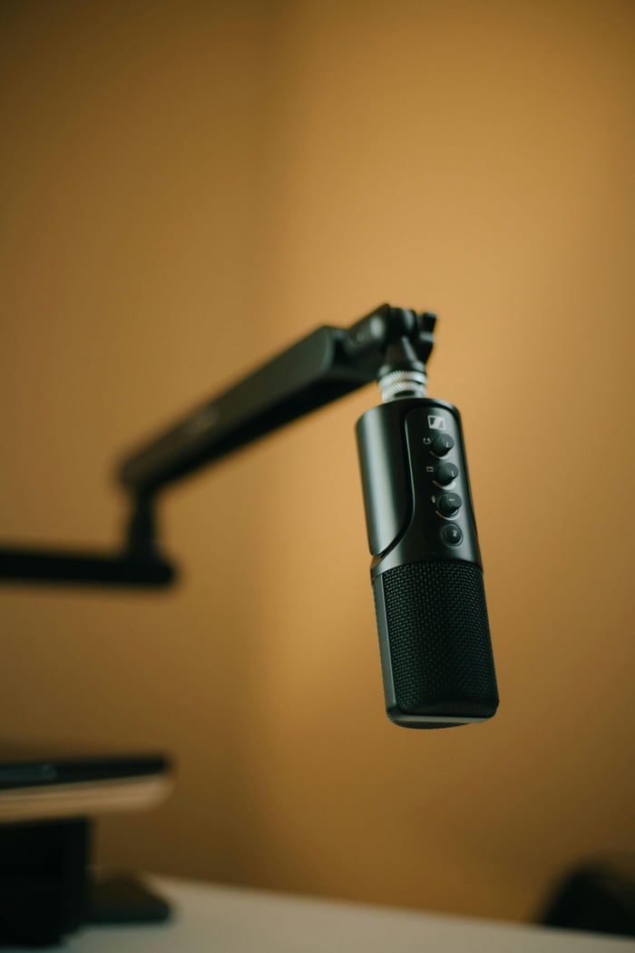 podcast creator looking frustrated at a tangled web of show note mistakes blocking AI discovery